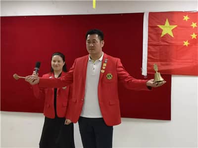 1571646291472542.jpg 大会主席鸣钟1.jpg