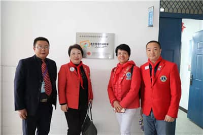 1578907782763699.jpg 与牌匾合影 (2).jpg