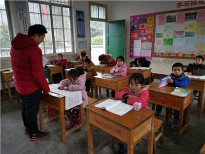 1596616680122587.jpg 插图5;上课(第2、3段文字后面).jpg