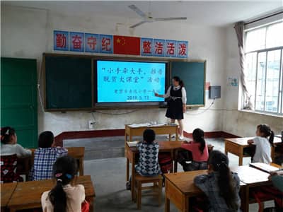 1596616752656905.jpg 插图1:白板教学(第一段文字后面).jpg