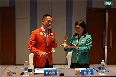 1616809408595641.jpg 卢 孙 敲钟.jpg