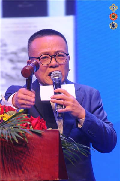 拍卖师 曹严.jpg