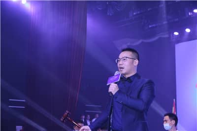 拍卖师 梁鑫2.jpg