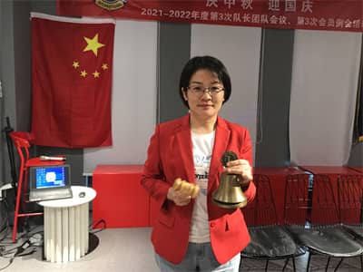 1667465373599022.jpg 插图2-大会主席鸣钟开会.jpg