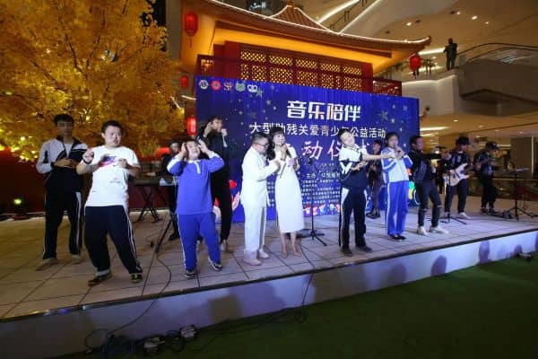 　　(特殊儿童与嘉宾乐队大合唱)