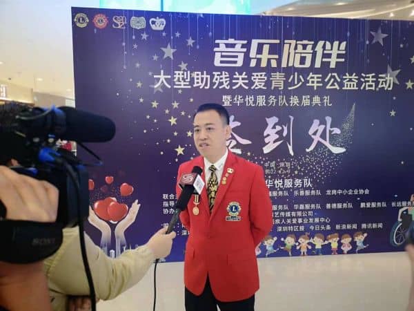 　　(图为华悦服务队创队队长邓军接受记者采访)