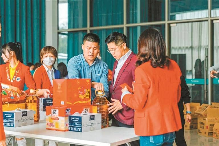▲主办方为现场120个地贫家庭发放慰问品。 受访单位供图