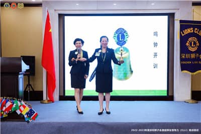 蒋谢珍团长鸣钟开训.jpg