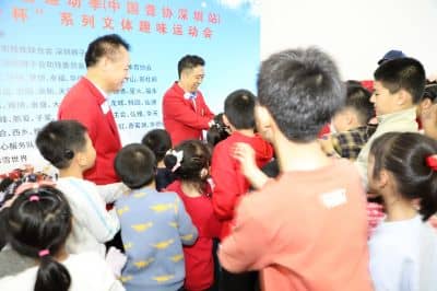 1711418303860024.jpg 会长副会长与孩子们.jpg