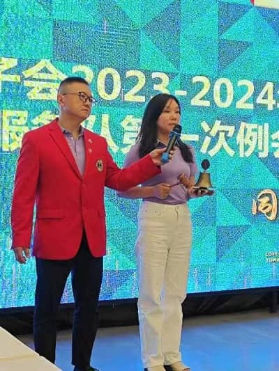 1724919478838645.jpg 大会主席鸣钟开会.jpg