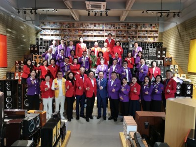 1763708557425802.jpg 室内合影.jpg