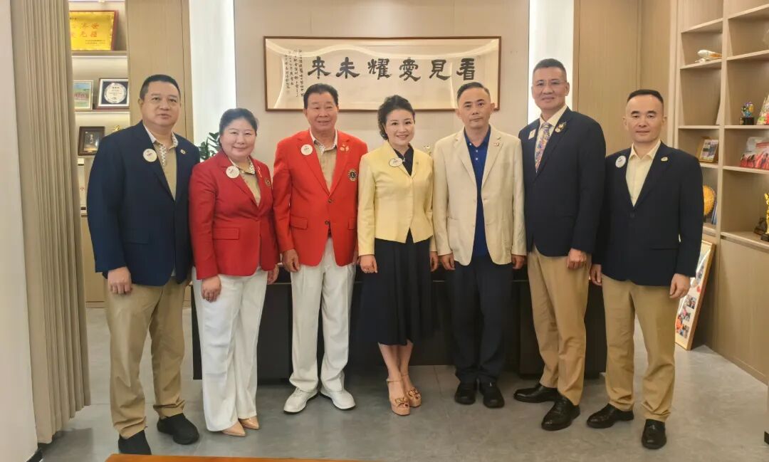 2-会长办公室合照.jpg