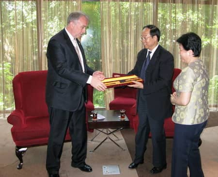 陈预明副秘书长与国际狮子总会长互赠礼物